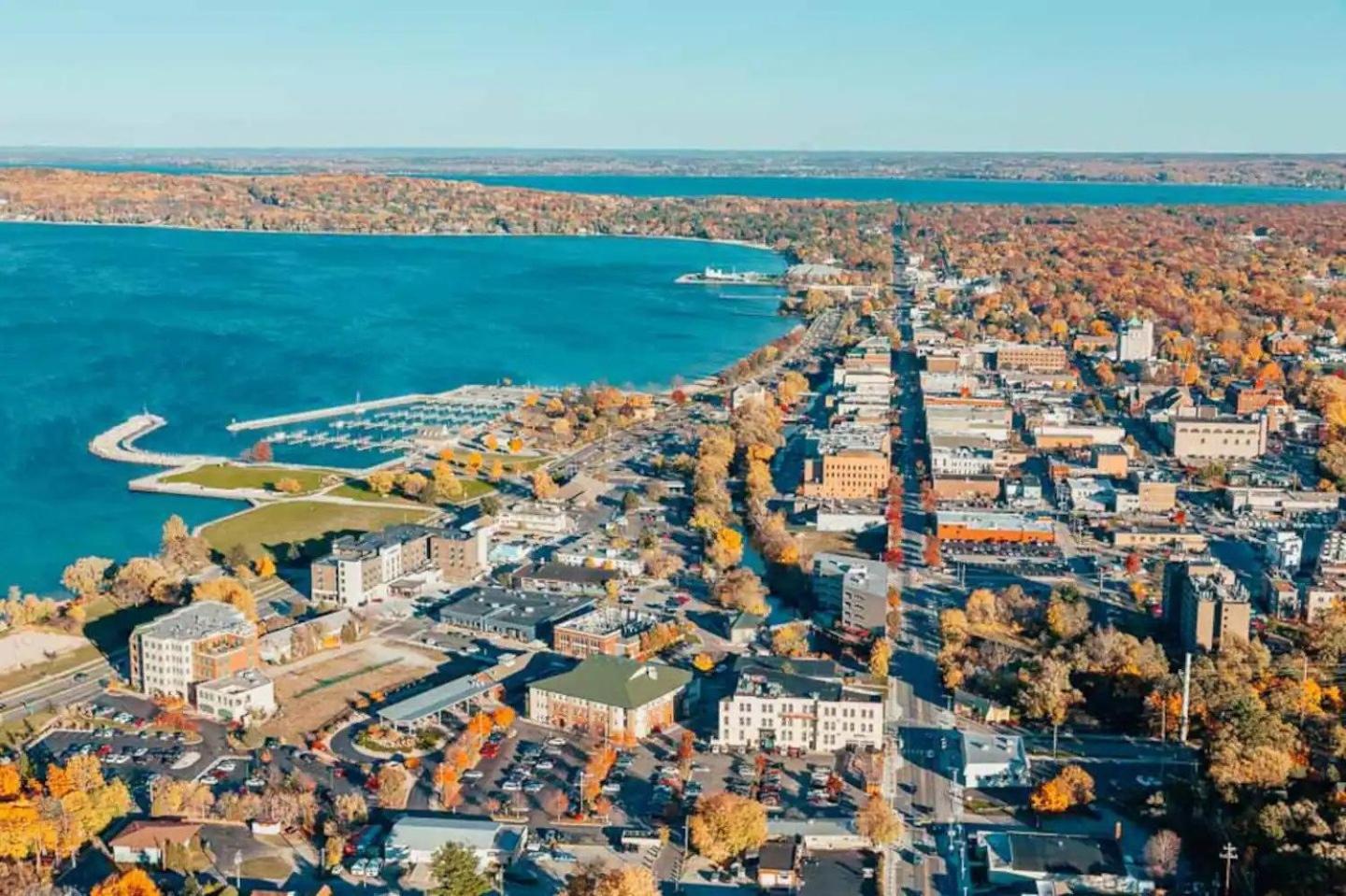 Downtown Birdseye View Ac 85" Tv Balcony Villa Traverse City Exterior photo